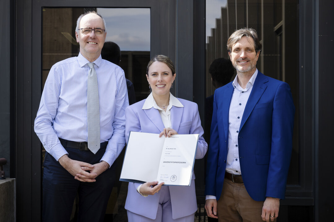 (von links nach rechts): Achim von Keudell (Prorektor), Merita Tafili, Daniel Balzani (Dekan)